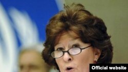 لوئيز آربور کميسر حقوق بشر سازمان ملل متحد که به ايران سفر کرده است با فعالان حقوق زن در محل دفتر اين سازمان در تهران ديدار و گفت و گو کرد