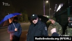 Поліцейські в аеропорту не реагують на перешкоджання журналістській діяльності