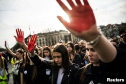Okupljeni u glavnom gradu Mašđarske odaju 16-minutnu poštu žrtvama pada nadstrešnice, uz podignute šake obojene u crveno, koje su postale jedan od simbola protesta u Srbiji, 5. april 2025.
