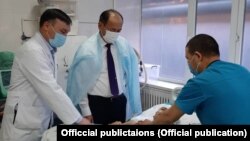 Саламаттык сактоо министри А. Бейшеналиев митинг учурунда жаракат алган жарандын абалы менен таанышуу учуру. Бишкек шаары. 2-ноябрь, 2020-жыл.