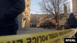 Дом, в котором произошла трагедия, обтянут желтой лентой, на месте работают следователи