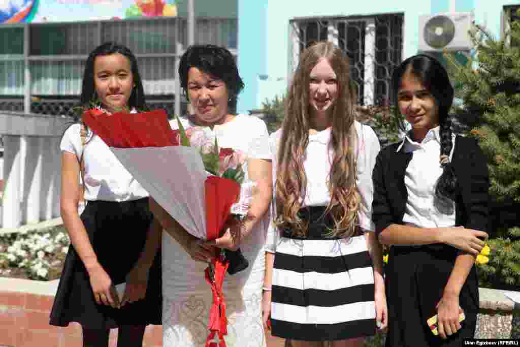 Өкмөттүн токтомуна ылайык, окуучулар 30-сентябрга чейин эркин формада жүрушөт. андан кийин Билим берүү министрлиги сунуштаган 4 форманын бирин тандоого туура келет.