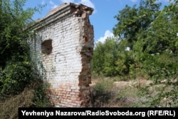 Розвалини комори, в фундамент якої було замуровані менонітські надгробки