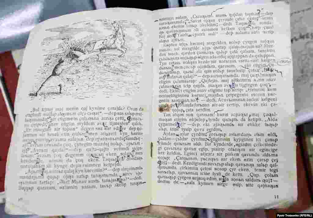 &laquo;Люди, которые приходили на выставку, говорили мне, что читать книги на старой латинице гораздо легче, чем на латинице новой, &ndash; рассказывает Айбулат Курумбаев. &ndash; Я не лингвист, не филолог, но мне тоже кажется, что читать такую литературу действительно легче&raquo;.&nbsp;