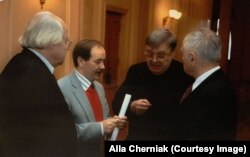 Володимир Черняк (другий праворуч) разом з Іваном Зайцем та Іваном Драчем