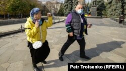 Ссора между мужчиной и женщиной на митинге в Алматы. 31 октября 2020 года.