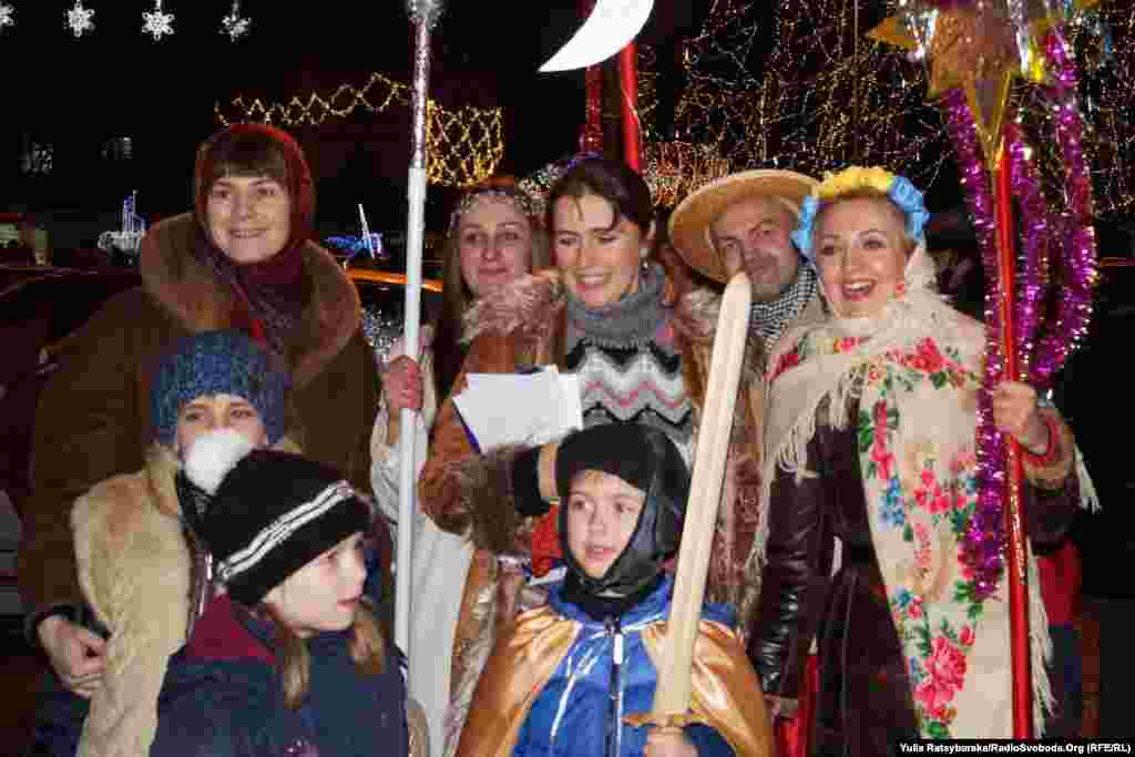 До вертепу долучились дорослі і малі