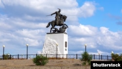 Білгородщина. Пам’ятник Київському князю Святославу Хороброму в селі Холки Чернянського району Білгородській області Росії