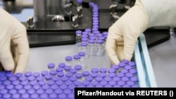 Koronavírus elleni vakcina ampullái az amerikai Pfizernél.