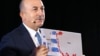 Ministrul de externe al Turciei, Mevlut Cavusoglu, arată o hartă a Greciei și a Turciei în cadrul unei conferințe la Bratislava, Slovacia, 8 octombrie 2020