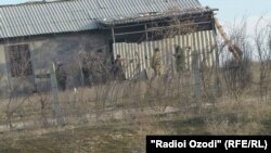 Тажик жарандары кыргыз желеги илингенине нааразы 