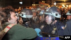 Нью-Йорктун полициясы Зукотти сейил багын "Уолл-стритти ээле!" кыймылы курган чатырлардан тазалап жаткан учурдан бир көрүнүш. 15-ноябрь 2011