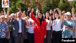 Лідерка партії Moldova Mare Вікторія Фуртуне та її прихильники