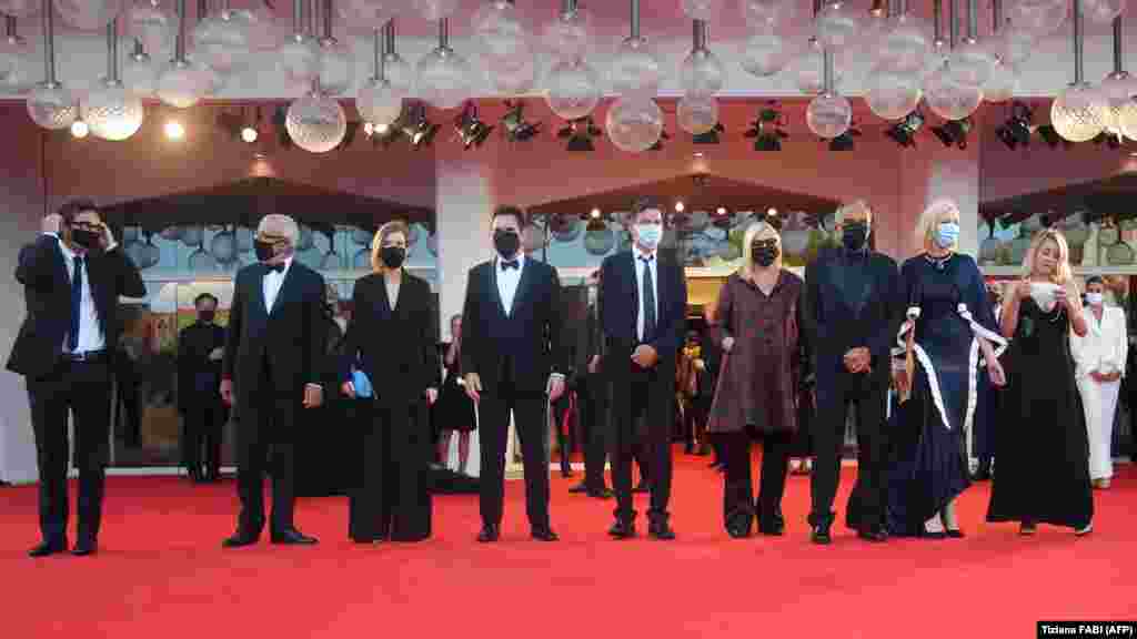 Anëtarët e jurisë së edicionit të 77-të të Festivalit të Filmit të Venecias, kanë vendosur maska në fytyrë për t&rsquo;u mbrojtur nga koronavirusi, teksa parakaluan në tepihun e kuq gjatë ceremonisë hapëse të festivalit më 2 shtator.