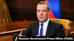 Медведєв сказав, що санкції торкнуться сотень українців