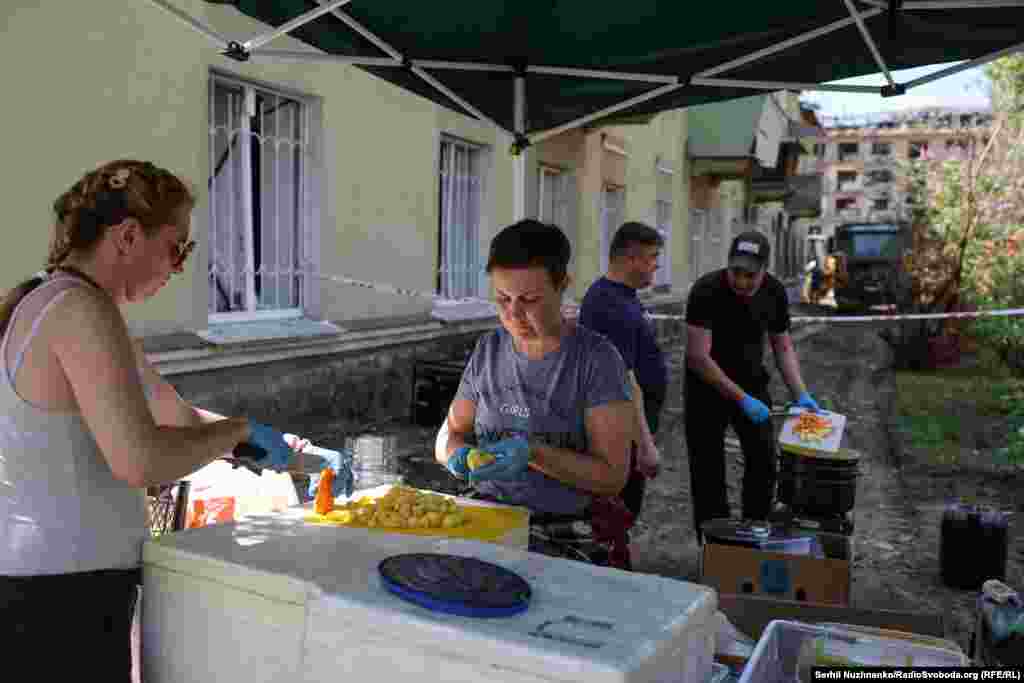 На місці розвернули волонтерські кухні, де готували їжу для рятувальників та місцевих жителів