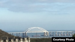 Керч көпүрөсүнүн кемелер өтө турган бөлүгү торолуп турат. 