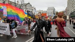 Učesnici Parade ponosa pod zaštitom interventne policije u Kijevu, 19. septembra 2021.