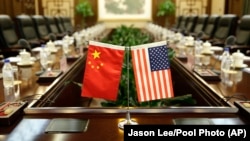 Flamuri amerikan dhe ai kinez. 