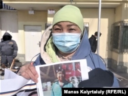 Алмахан Мырзан Шыңжаңда қалған туысы Бақытжан Мырзанға сұрау салып, Қытай консулдығы алдында пикетте тұр. Алматы, 26 ақпан 2021 жыл.