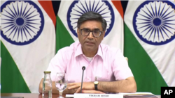 «Протягом останніх кількох годин неодноразово порушувалися домовленості, яких ми досягли раніше сьогодні ввечері», заявив голова МЗС Індії Вікра Місрі