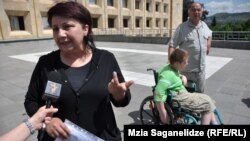 Родители детей с ограниченными возможностями намерены дождаться ответа от премьера Иванишвили, которому они направили сегодня свое заявление