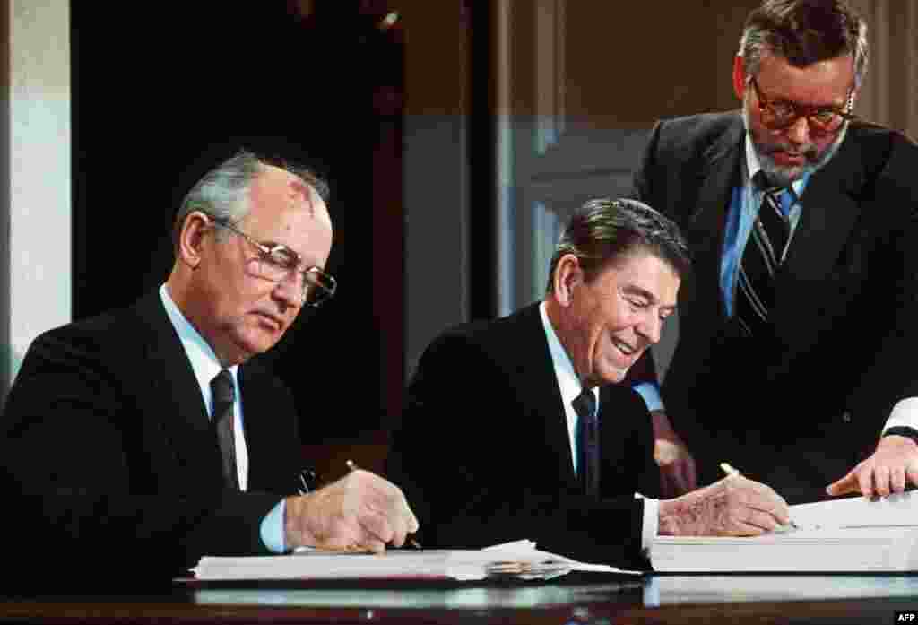Reagan dhe Gorbachev nënshkruan Traktatin e Forcave Bërthamore me Rreze të Mesme Veprimi, në Shtëpinë e Bardhë, në dhjetorin e 1987-ës. Më 1988, mbërritën reforma të mëtejshme me politikën e &ldquo;glasnostit&rdquo; (hapjes) të Gorbachevit, e cila mundësoi liri më të mëdha të shprehjes për qytetarët sovjetikë.