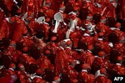 Cardinali participă la ceremonia funerară a Papei Francisc în Piața Sfântul Petru de la Vatican, pe 26 aprilie 2025. Slujba funerară a Papei Francisc din această dimineață este condusă de decanul Colegiului Cardinalilor, Giovanni Battista Re.