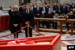 Președintele francez, Emmanuel Macron, și soția lui au ajuns la Roma vineri, pe 25 aprilie.