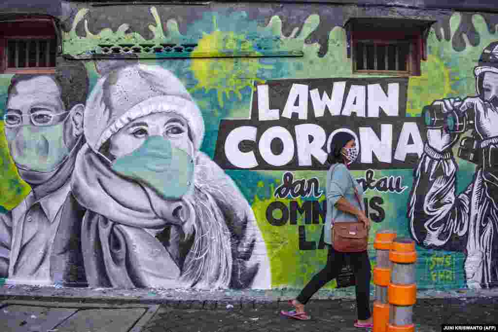 Графит што ги повикува луѓето да се борат против коронавирусот во Сурабаја, Источна Јава.