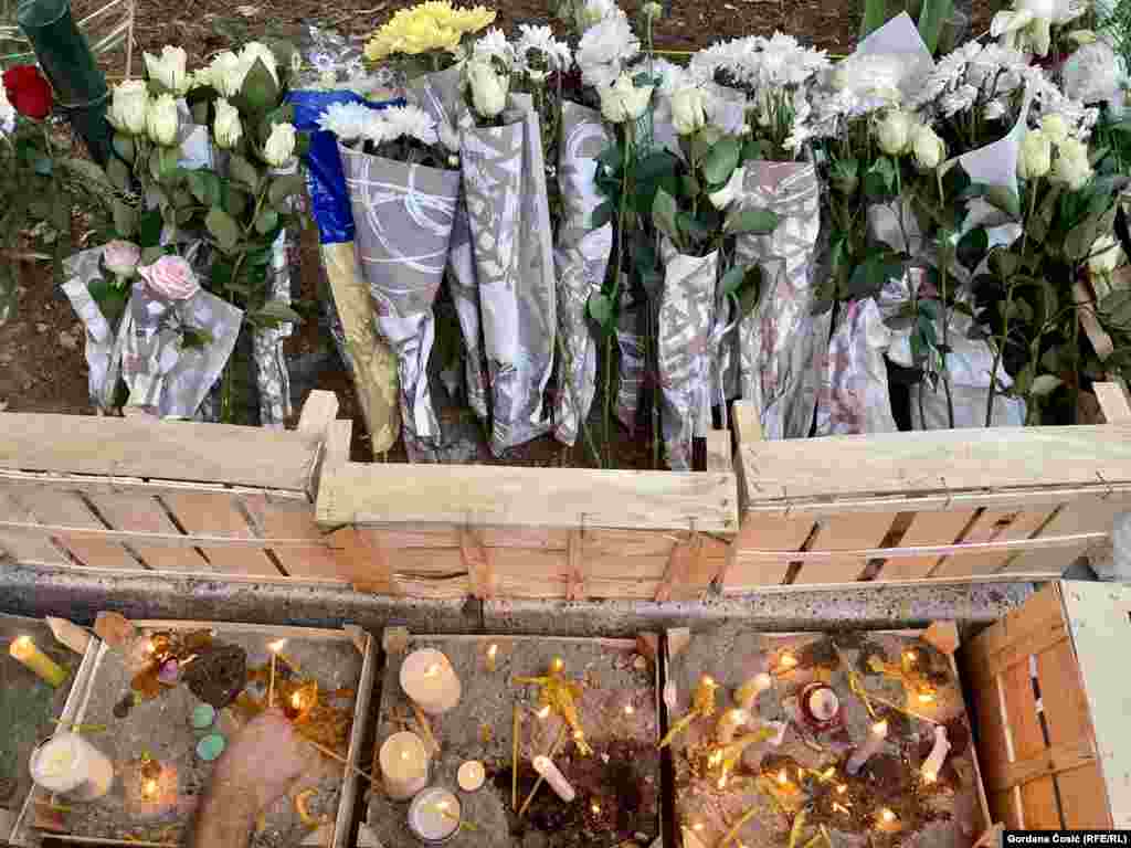 Okupljeni građani su uzvikivali &quot;Decu vam ne damo&quot; i palili sveće.&nbsp;Na događaju je bila prisutna i porodica poginulog dečaka.