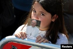Biserica Santa Maria Maggiore, Roma - O fetiță ține fotografia regretatului Papă Francisc .