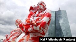 یک چیدمان هنری در فضای باز با برداشتی از مفهوم همه‌گیری کرونا در فرانکفورت آلمان