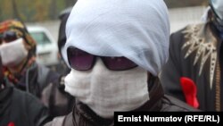 Акция протеста родителей ВИЧ-позитивных детей в Оше, 14 ноября 2011 г.