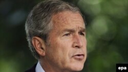 بوش می گوید: «بدون اقدام سریع کنگره، آمریکا می تواند به دام هراسی بزرگ بلغزد.» (عکس: epa
)