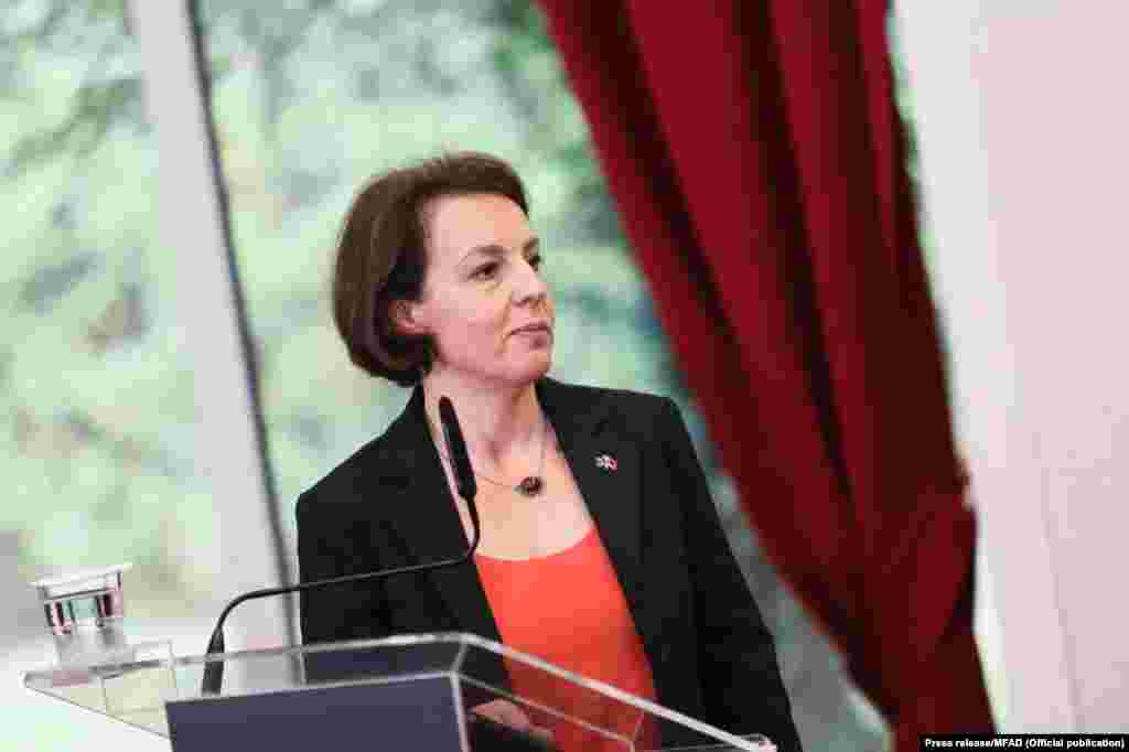 КОСОВО -&nbsp;Министерката за надворешни работи на Косово, Доника Гeрвала изјави дека нема да се бараат начини за формирање на Заедница на општини со српско мнозинство, што е договорено во рамките на дијалогот со Србија.