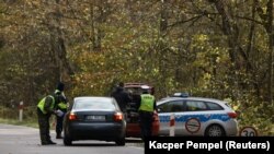 Policia kufitare polake duke kontrolluar makinat në kufi me Bjellorusinë.