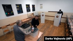 Një person duke votuar në Mitrovicë të Veriut. Fotografi nga arkivi. 