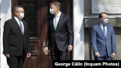 Premierul desemnat acționează pe baza unui mandat limitat dat de conducerea PNL pentru susținerea unui guvern minoritar. Imagine generică cu președintele Klaus Iohannis (centru), premierul desemnat (stânga) și președintele PNL, Florin Cîțu (dreapta).