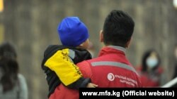 Ирактан кайтарылган кыргызстандык бала. Архивдик сүрөт.