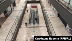 Моловете останаха празни и във вторник заради пандемията и новите мерки.