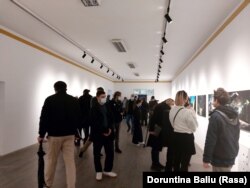 Vizitorë në ekspozitën “Vrasja e Kulturës”.