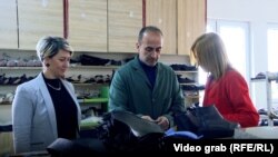 Ajshenia së bashku me burrin e saj në punëtorinë e tyre në Pejë.