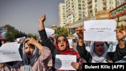 آرشیف- شماری از زنان در جریان اعتراضات در کابل
