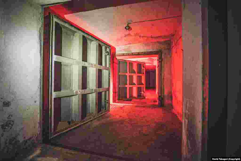 &bdquo;Săpătorii&rdquo; din Tbilisi sunt georgieni aventuroși care frecventează aceste spații secrete subterane și uneori își împărtășesc descoperirile pe grupurile de socializare. În fotografie: Uși blindate masive care duc la un adăpost antiaerian de sub Tbilisi. &nbsp;