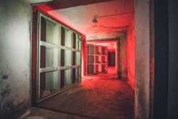 Масивні двері, що ведуть до бомбосховища під Тбілісі