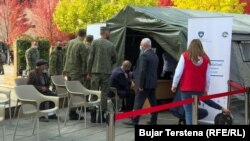 Me qëllim të rritjes së nivelit të vaksinimit, Ministria e Shëndetësisë e Kosovës, përmes ekipeve mobile, ka nisur vaksinimin e qytetarëve kundër koronavirusit në Sheshin "Zahir Pajaziti" në Prishtinë, më 22 tetor, 2021.