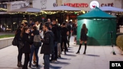 Опашка за антигенни тестове пред НДК в събота. В заведенията вече се влиза или със сертификат, или с тест за COVID-19.