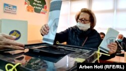 Një grua duke votuar në zgjedhjet lokale të 17 tetorit në Kosovë.