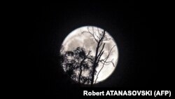 Hëna e plotë në muajin tetor në Shkup.